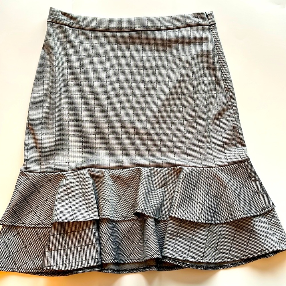 Banana Republic MIDI skirt. Color: black and white. Size 6.